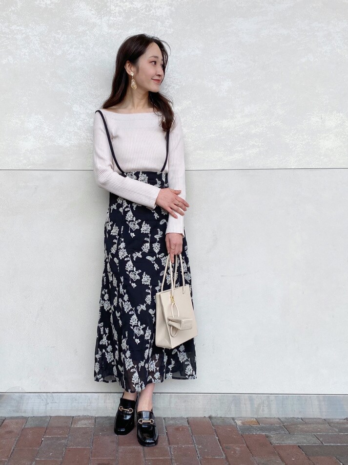 ブラック系のローファー、ブラウン系のトレンチコート、ベージュ系のトートバッグを着用したレディースの冬コーディネートの2枚目の写真