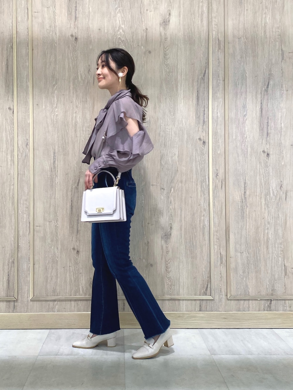 パープル系のシャツ/ブラウス、ホワイト系のチューブトップ、ピンク系のハンドバッグを着用したレディースの冬コーディネートの2枚目の写真