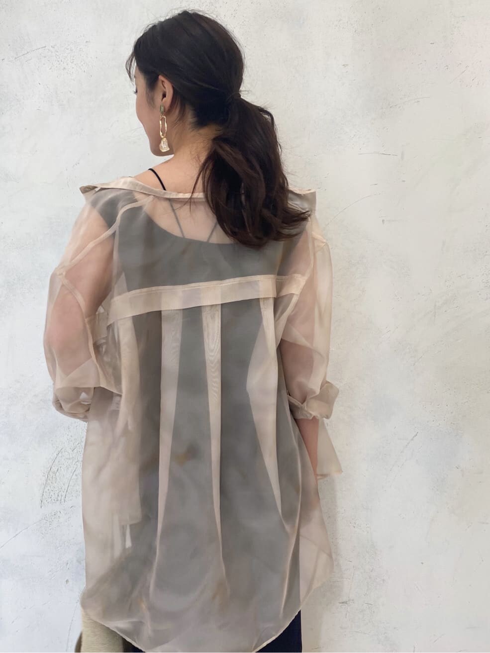 ブラウン系のサンダル、ブラック系のワンピース、ブラック系のキャミソールを着用したレディースの春コーディネートの2枚目の写真