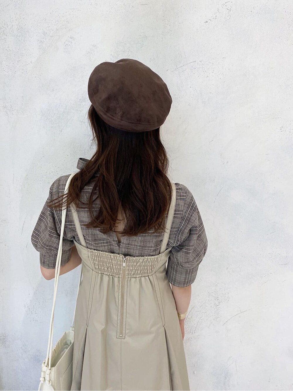 ベージュ系のワンピース、ブラウン系のその他シューズ、ホワイト系のハンドバッグを着用したレディースの夏コーディネートの6枚目の写真