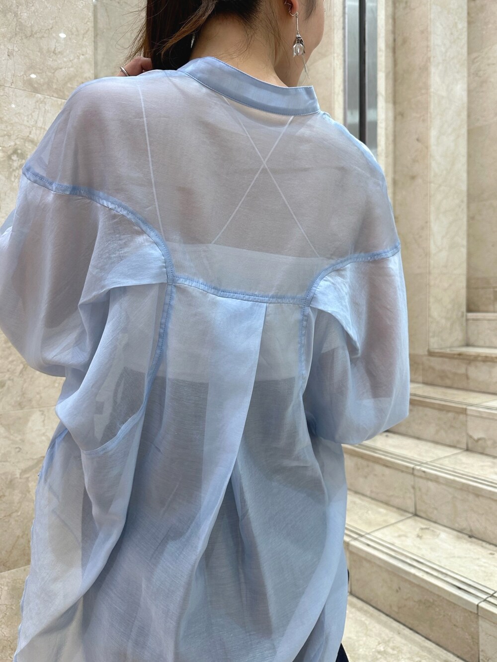 ブルー系のデニムパンツ、その他のサンダル、ホワイト系のキャミソールを着用したレディースの春コーディネートの7枚目の写真