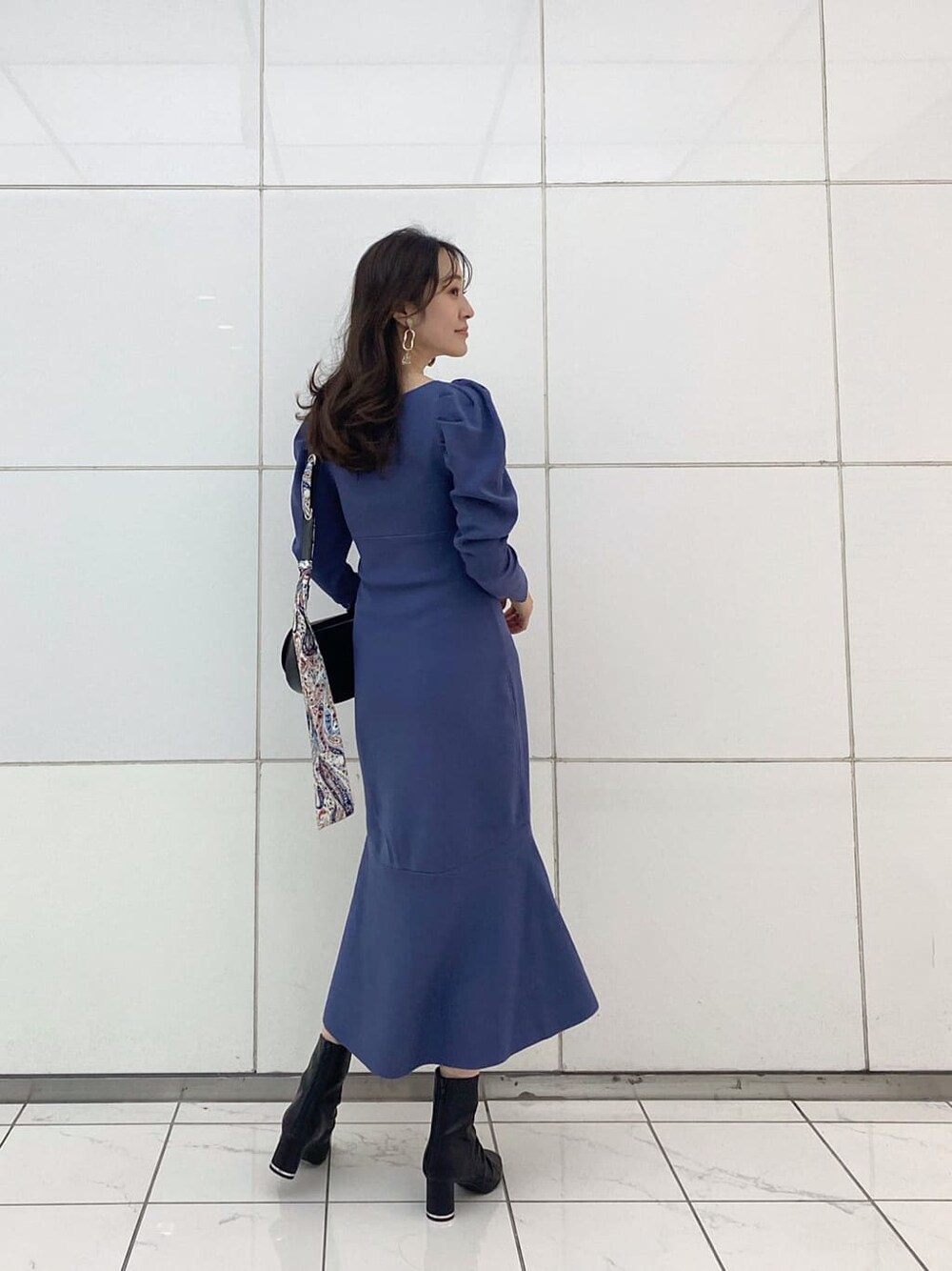 ブラック系のその他シューズ、ブラック系のブルゾン、パープル系のワンピースを着用したレディースの冬コーディネートの8枚目の写真