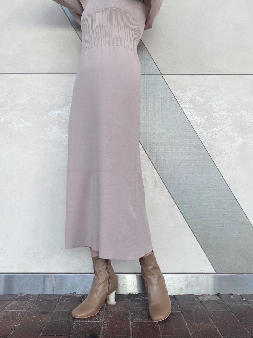 ホワイト系のキャミソール、ベージュ系のブーツ、ベージュ系のワンピースを着用したレディースの秋コーディネートの8枚目の写真