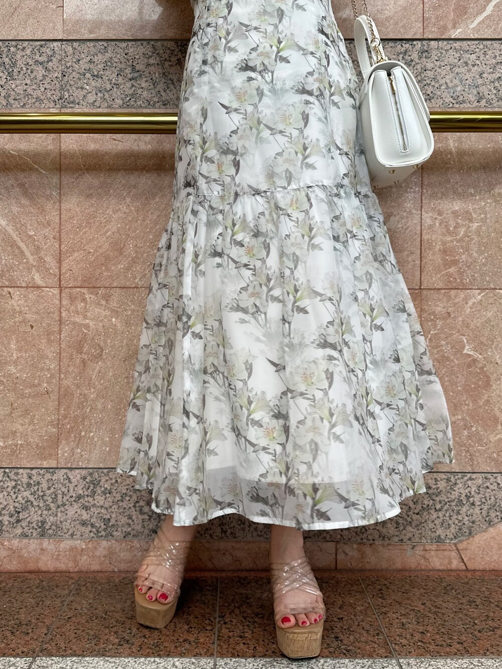 その他のサンダル、ホワイト系のチューブトップ、ホワイト系のワンピースを着用したレディースの春コーディネートの8枚目の写真