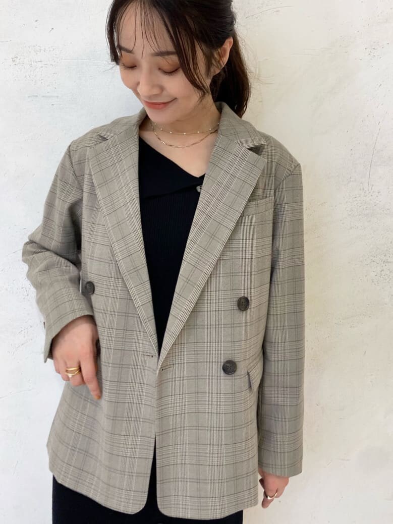 ブラウン系のブーツ、その他のテーラードジャケット、ブラック系のワンピースを着用したレディースの秋コーディネートの3枚目の写真