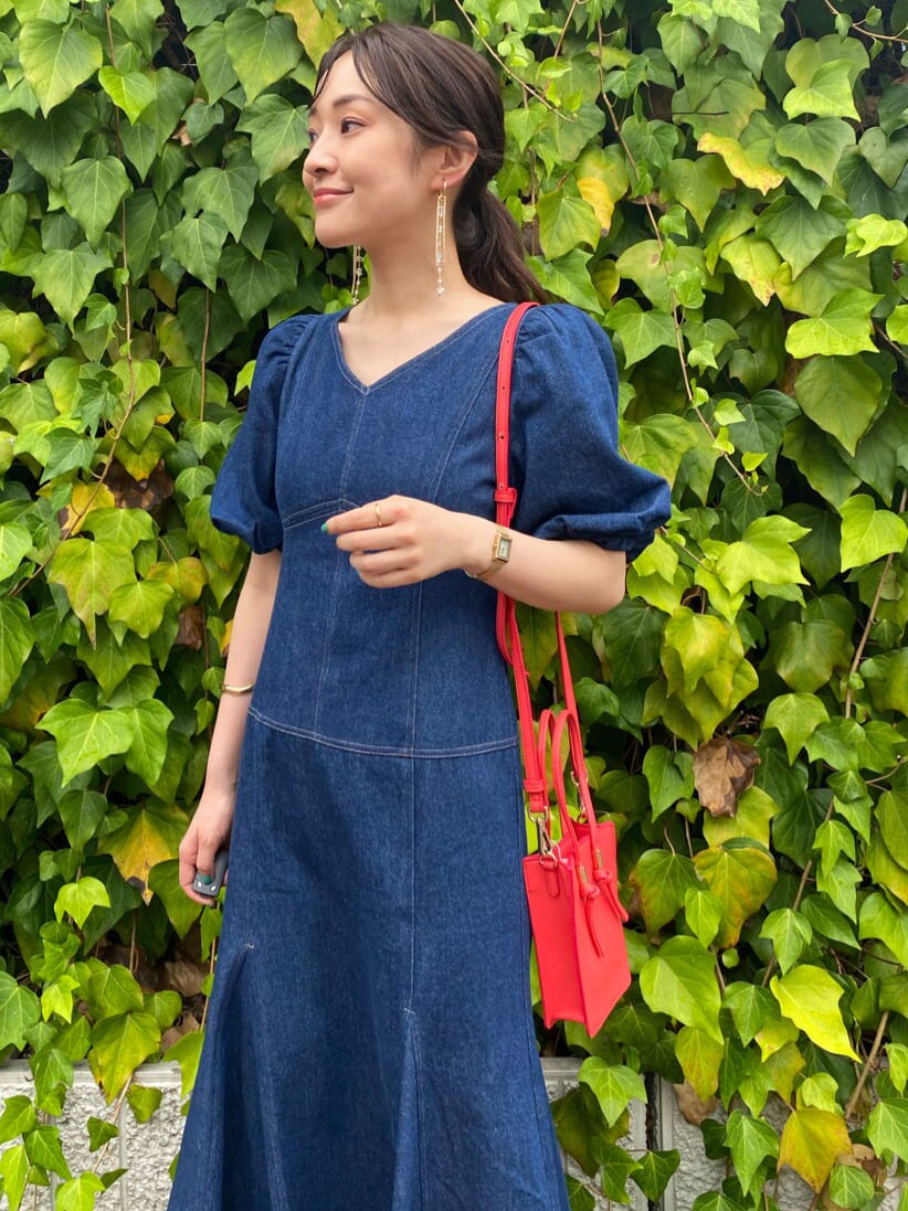 その他のサンダル、ブルー系のワンピース、レッド系のハンドバッグを着用したレディースの夏コーディネートの5枚目の写真