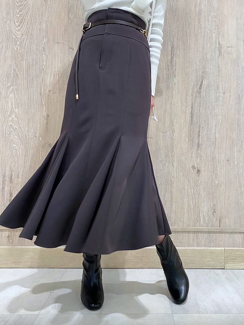 パープル系のスカート、ブラック系のその他シューズ、ホワイト系のニット/セーターを着用したレディースの冬コーディネートの7枚目の写真