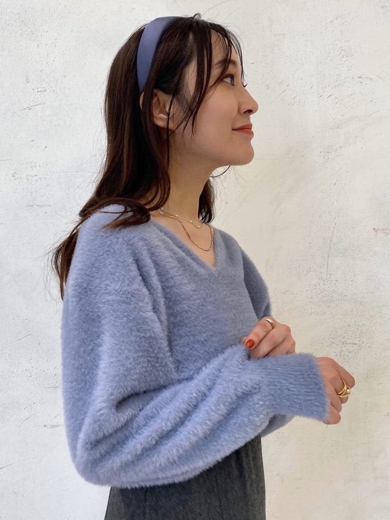 ホワイト系のブーツ、グレー系のスカート、ブルー系のニット/セーターを着用したレディースの秋コーディネートの7枚目の写真