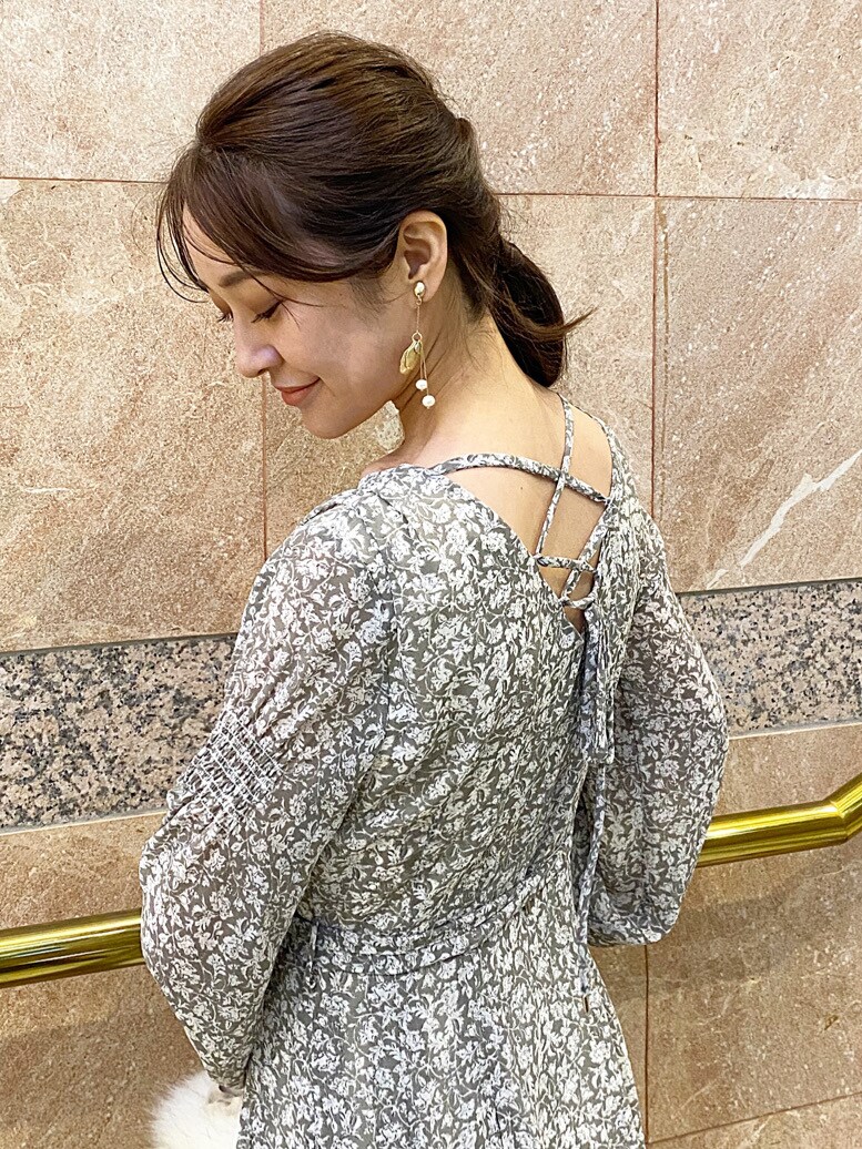 グレー系のワンピースを着用したレディースの秋コーディネートの6枚目の写真