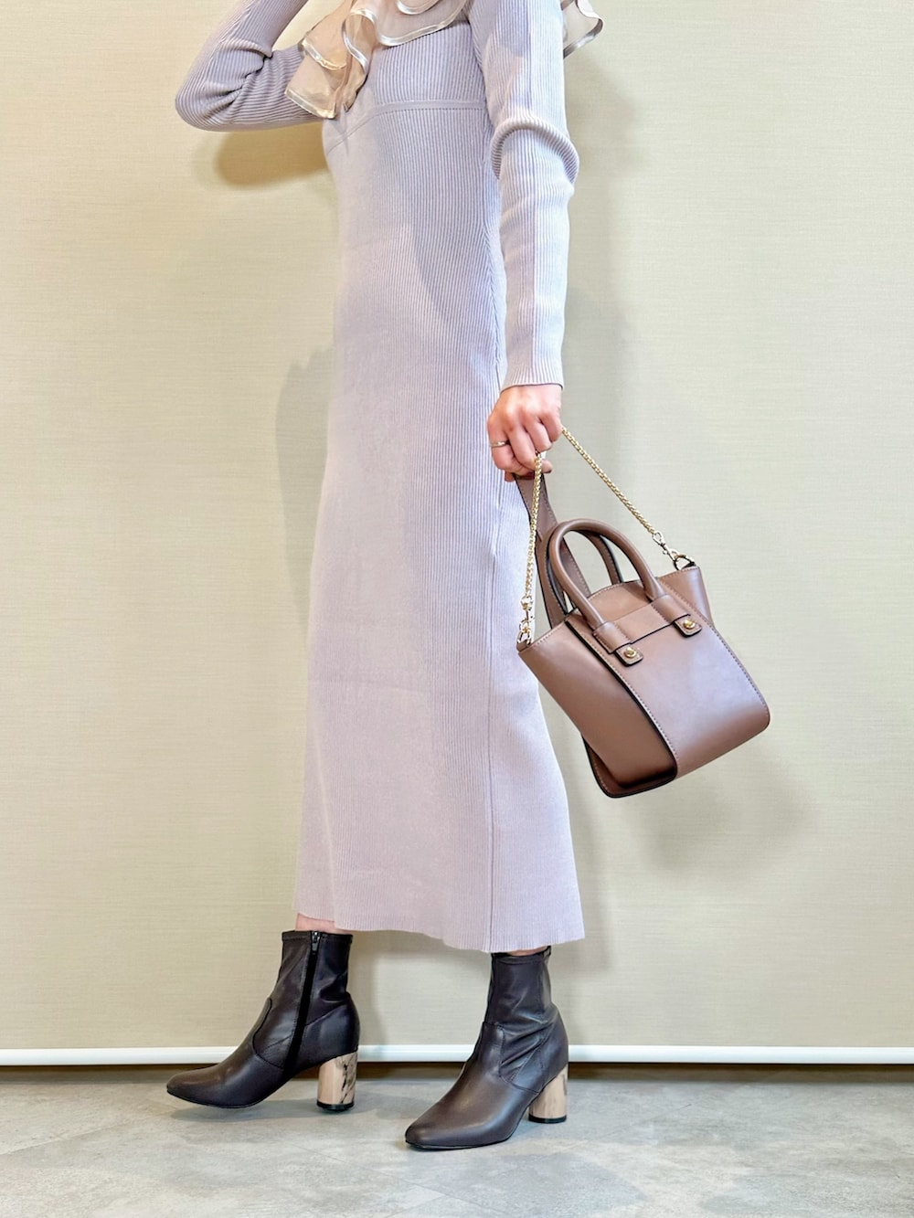 ブラウン系のブーツ、ブラウン系のハンドバッグ、ピンク系のワンピースを着用したレディースの冬コーディネートの9枚目の写真