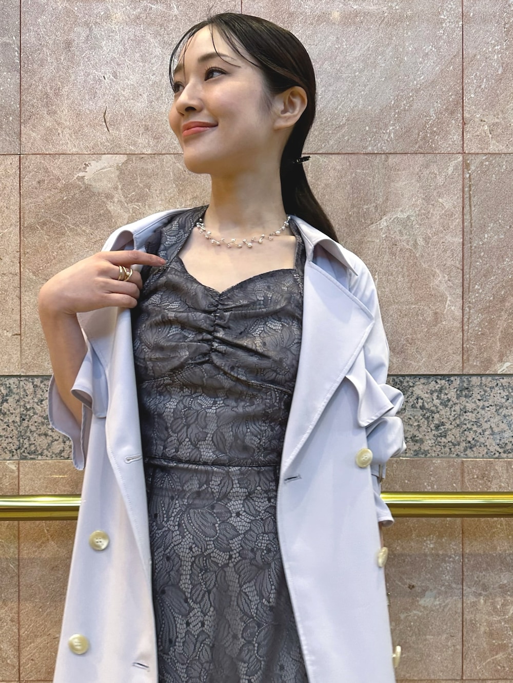 パープル系のスカート、パープル系のシャツ/ブラウス、シルバー系のハンドバッグを着用したレディースの冬コーディネートの6枚目の写真