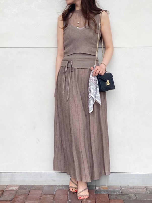 ブラック系のショルダーバッグ、ブラウン系のサンダル、その他のその他雑貨を着用したレディースの夏コーディネートの2枚目の写真