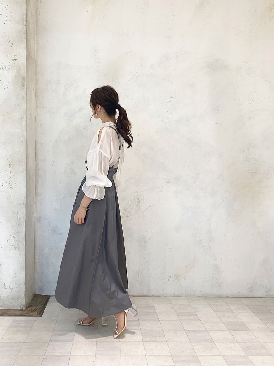 ホワイト系のシャツ/ブラウス、ベージュ系のスカート、ベージュ系のハンドバッグを着用したレディースの夏コーディネートの3枚目の写真