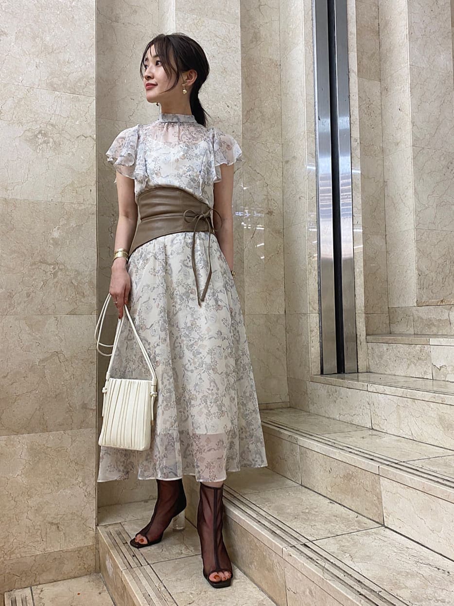 ベージュ系のTシャツ/カットソー、ベージュ系のワンピース、ブラウン系のその他シューズを着用したレディースの夏コーディネートの2枚目の写真