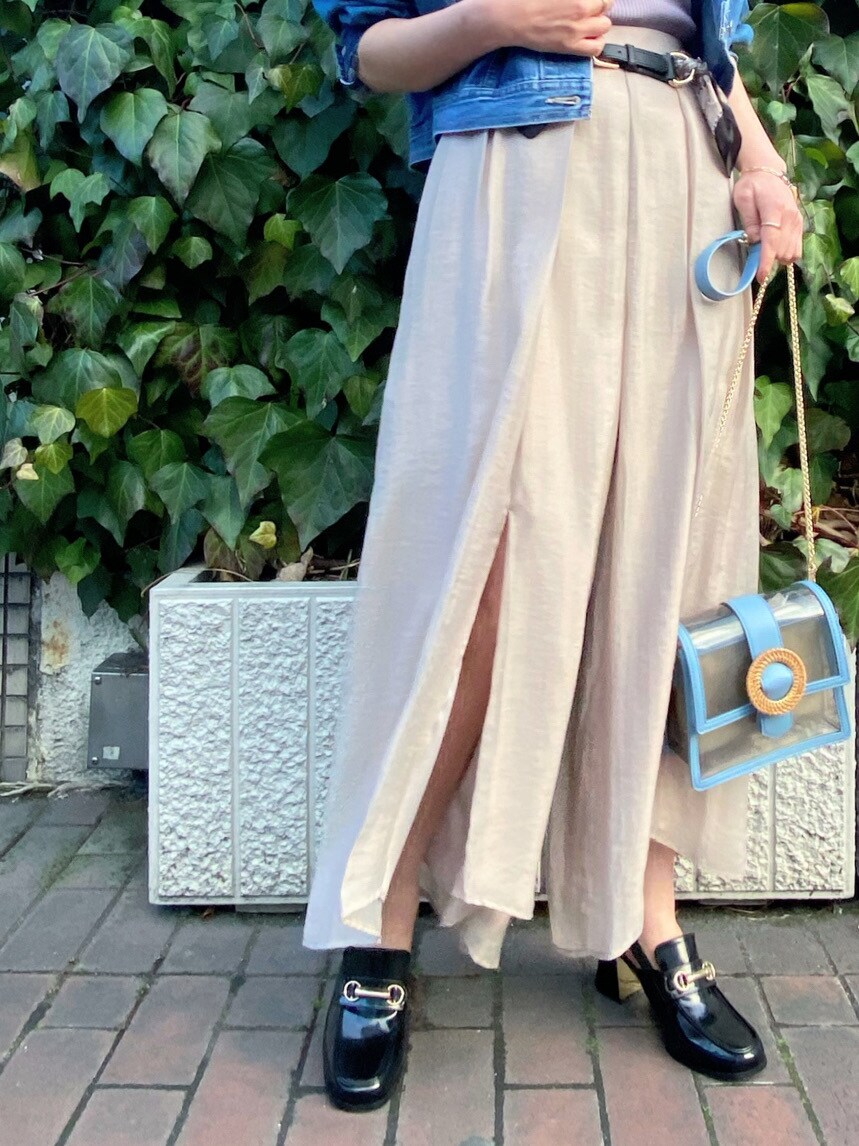 パープル系のワンピース、ベージュ系のその他パンツ、ブラック系のローファーを着用したレディースの冬コーディネートの4枚目の写真