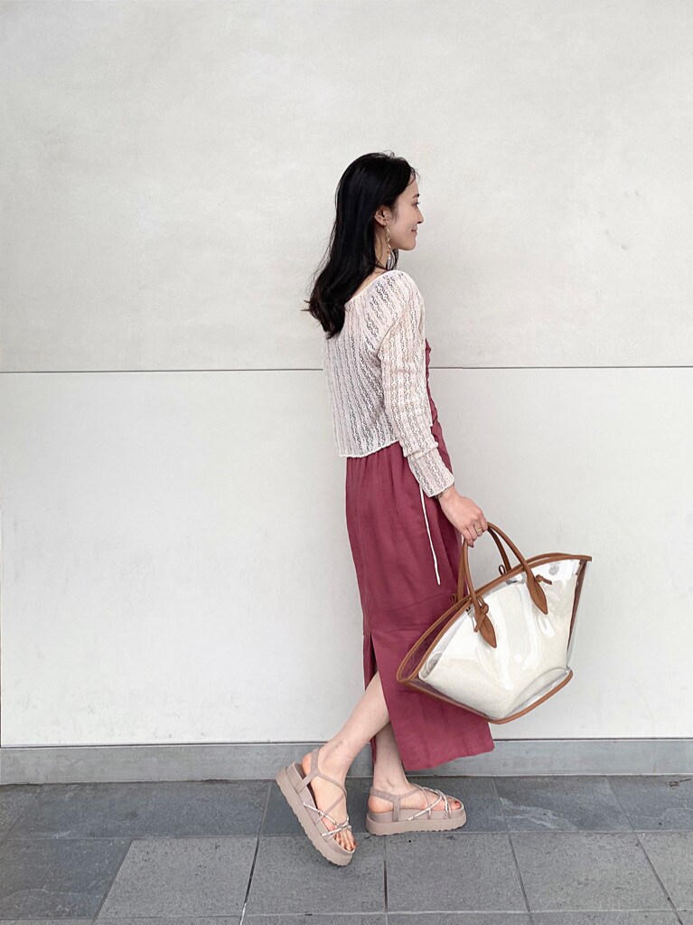 ブラウン系のトートバッグ、レッド系のワンピース、その他のサンダルを着用したレディースの夏コーディネートの3枚目の写真