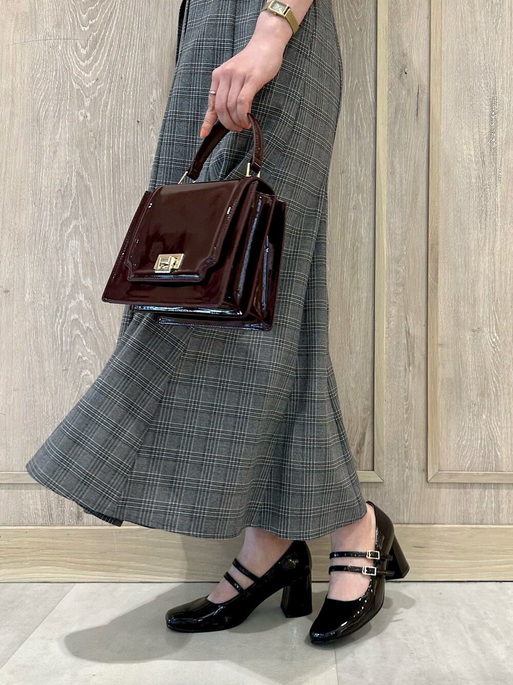 ブラウン系のパンプス、レッド系のハンドバッグ、その他のワンピースを着用したレディースの夏コーディネートの9枚目の写真