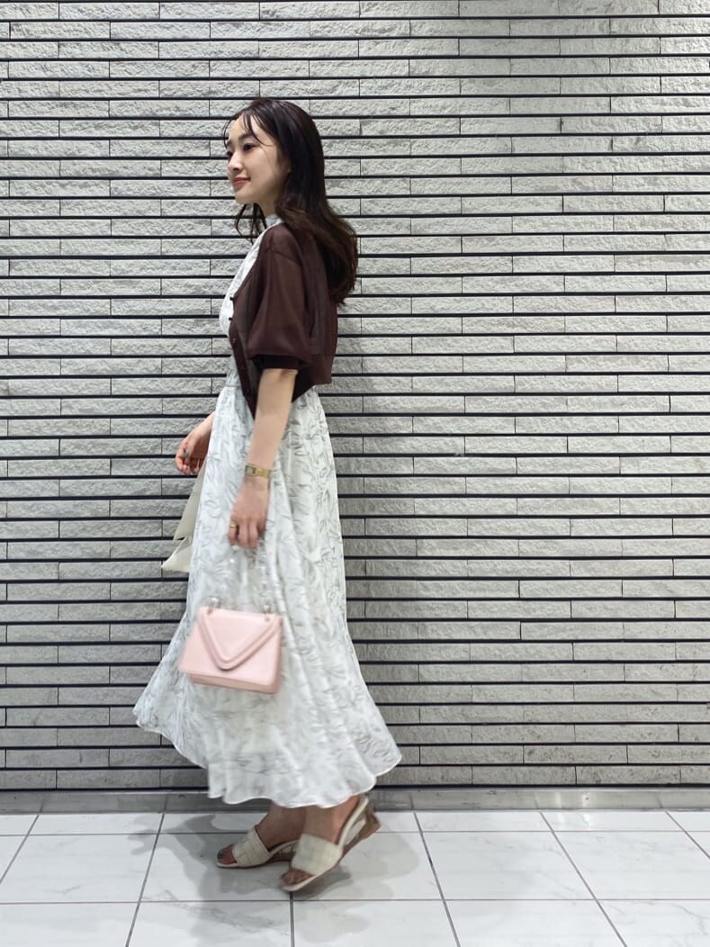 ピンク系のショルダーバッグ、ホワイト系のサンダル、ブラウン系のカーディガン/ボレロを着用したレディースの夏コーディネートの6枚目の写真