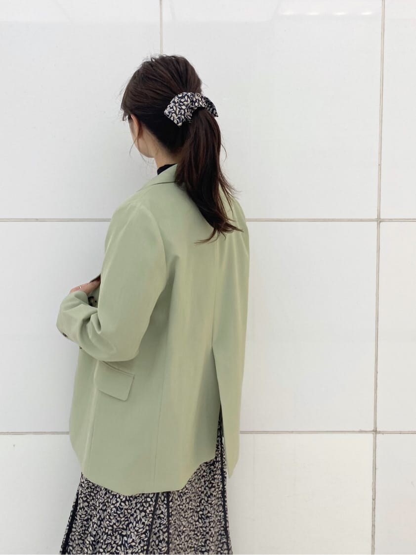 ブラック系のワンピース、ブラウン系のその他シューズ、グリーン系のテーラードジャケットを着用したレディースの秋コーディネートの8枚目の写真