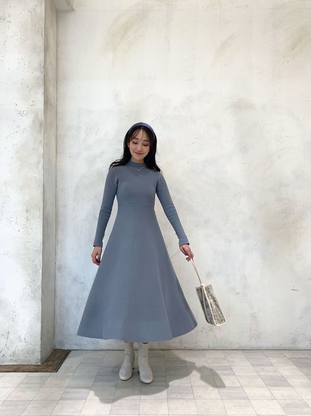 ホワイト系のその他シューズ、ベージュ系のハンドバッグ、ブルー系のワンピースを着用したレディースの秋コーディネートの2枚目の写真