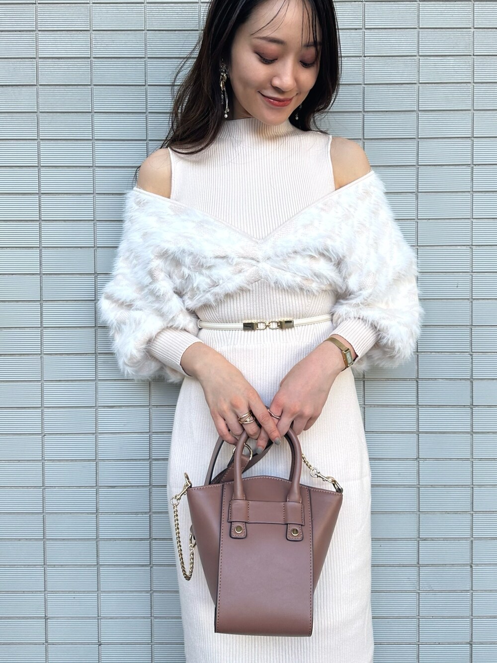 ブラウン系のハンドバッグ、ブラウン系のブーツ、ベージュ系のワンピースを着用したレディースの秋コーディネートの5枚目の写真