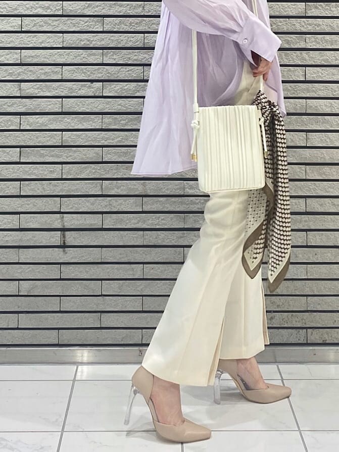 ホワイト系のその他パンツ、ベージュ系のパンプス、ホワイト系のハンドバッグを着用したレディースの夏コーディネートの9枚目の写真