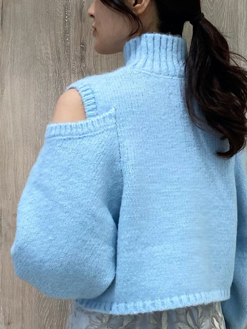 ブルー系のニット/セーター、ブルー系のスカート、ホワイト系のローファーを着用したレディースの秋コーディネートの6枚目の写真