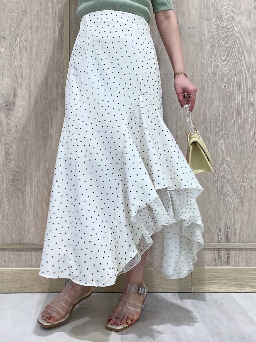 ホワイト系のTシャツ/カットソー、イエロー系のショルダーバッグ、その他のサンダルを着用したレディースの春コーディネートの7枚目の写真