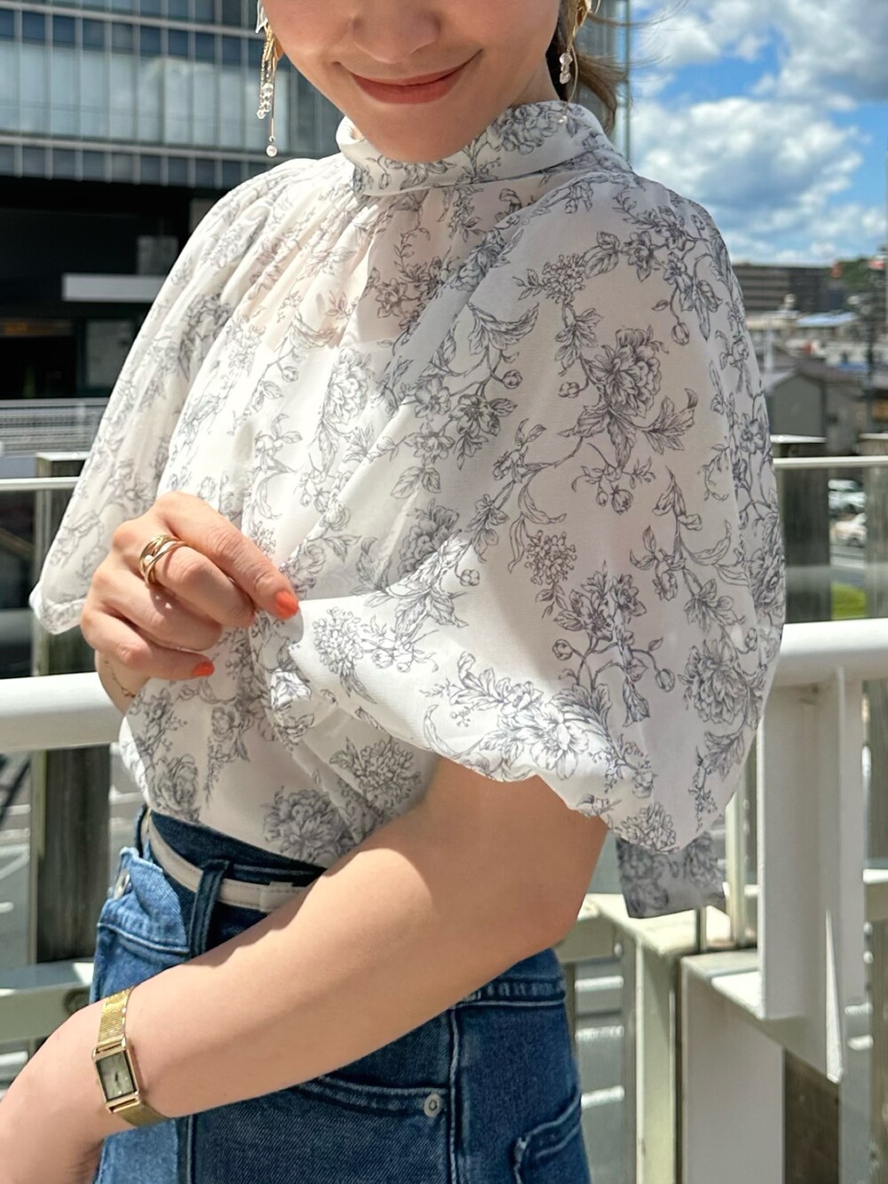 その他のサンダル、ブルー系のデニムスカート、グレー系のシャツ/ブラウスを着用したレディースの夏コーディネートの5枚目の写真