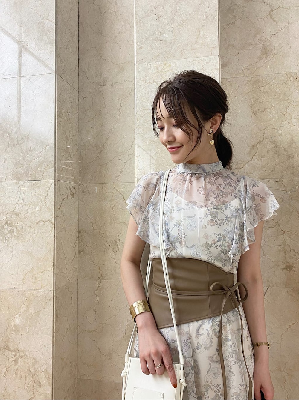 ベージュ系のTシャツ/カットソー、ベージュ系のワンピース、ブラウン系のその他シューズを着用したレディースの夏コーディネートの5枚目の写真