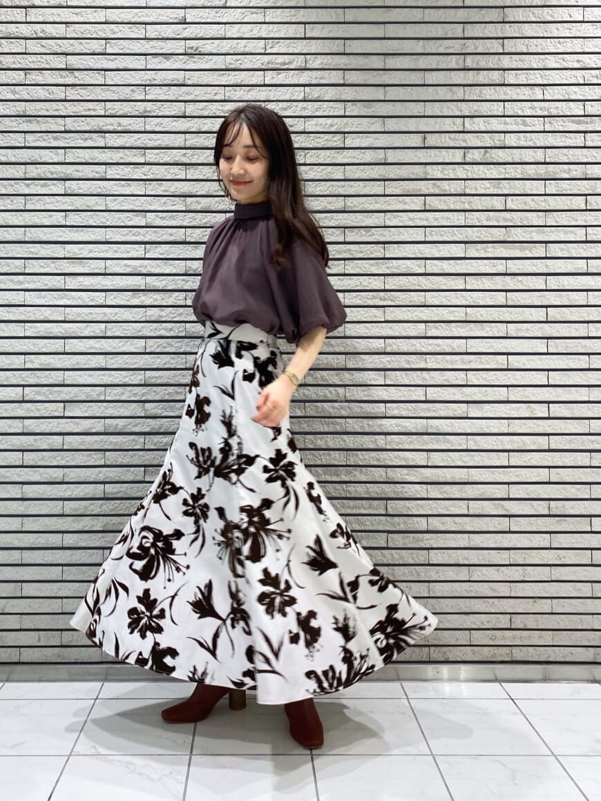 ブラウン系のサンダル、ブラウン系のシャツ/ブラウス、ホワイト系のスカートを着用したレディースの夏コーディネートの2枚目の写真