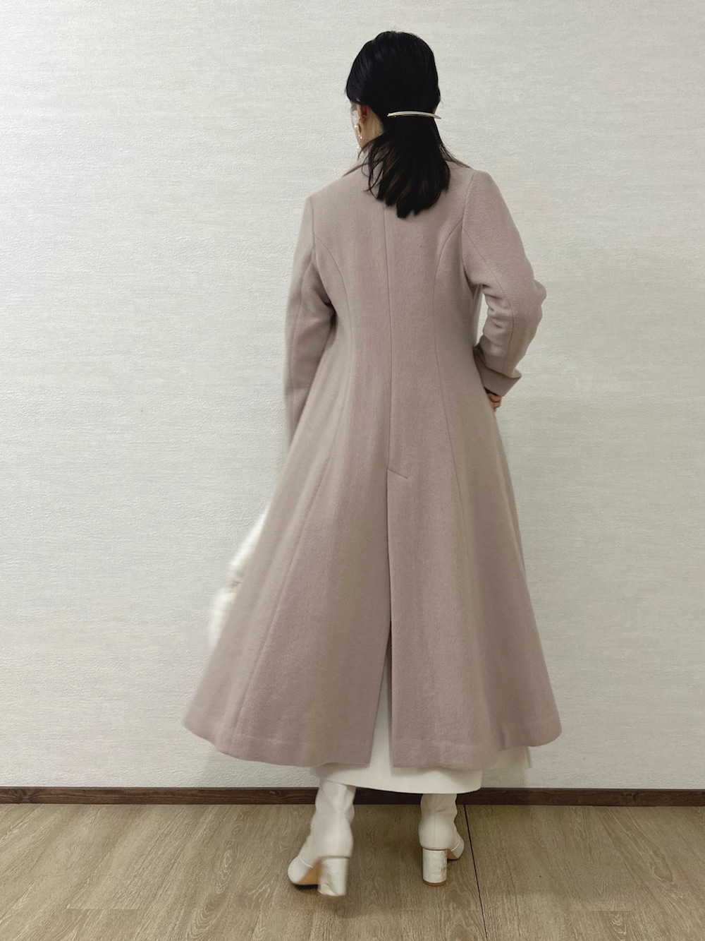 ホワイト系のブーツ、ベージュ系のその他アウター、ホワイト系のワンピースを着用したレディースの秋コーディネートの3枚目の写真