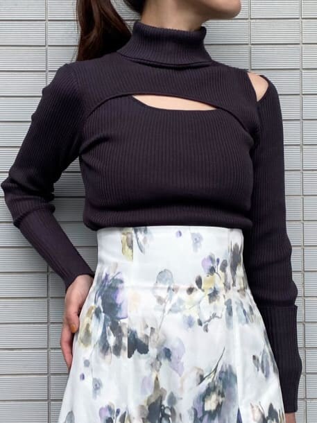 ブラック系のブーツ、グレー系のニット/セーター、ホワイト系のスカートを着用したレディースの秋コーディネートの6枚目の写真