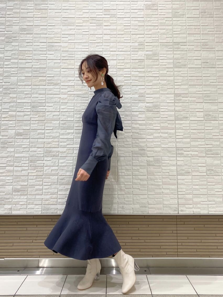 グレー系のテーラードジャケット、ブルー系のワンピース、ホワイト系のその他シューズを着用したレディースの冬コーディネートの4枚目の写真