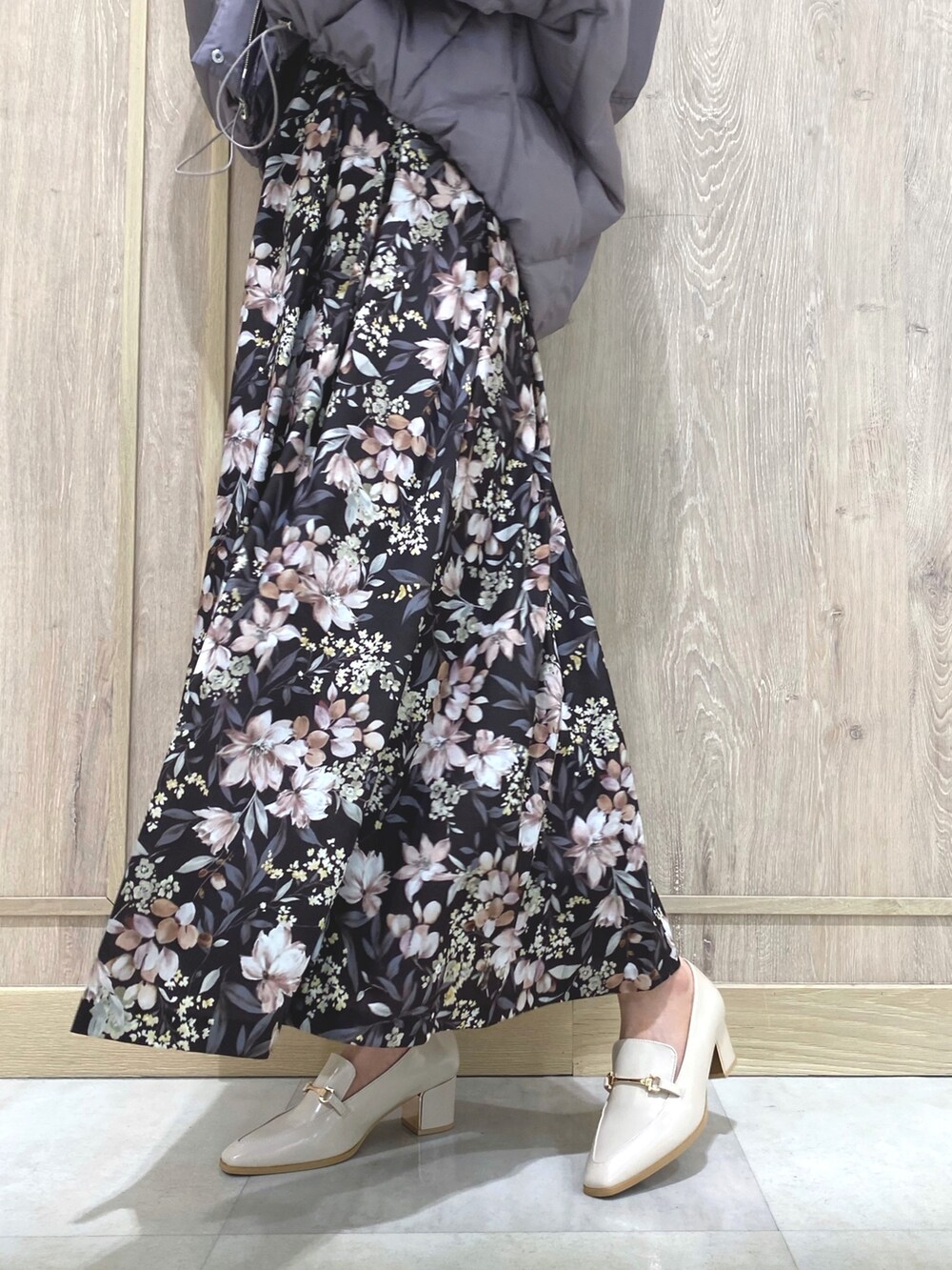 ホワイト系のローファー、ブラウン系のワンピース、パープル系のダウンジャケット/コートを着用したレディースの秋コーディネートの6枚目の写真