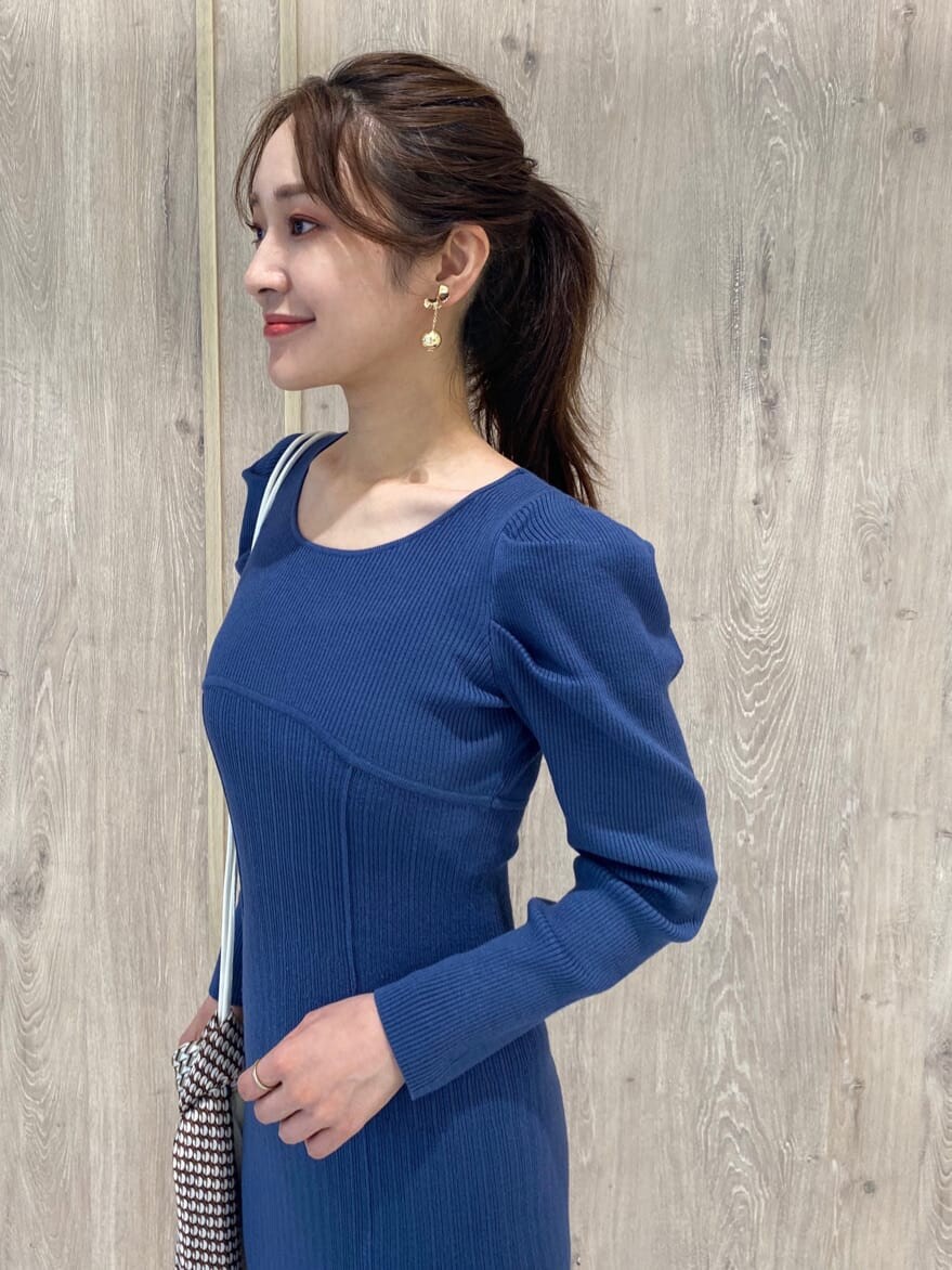 ホワイト系のその他シューズ、ホワイト系のハンドバッグ、ブルー系のワンピースを着用したレディースの秋コーディネートの6枚目の写真