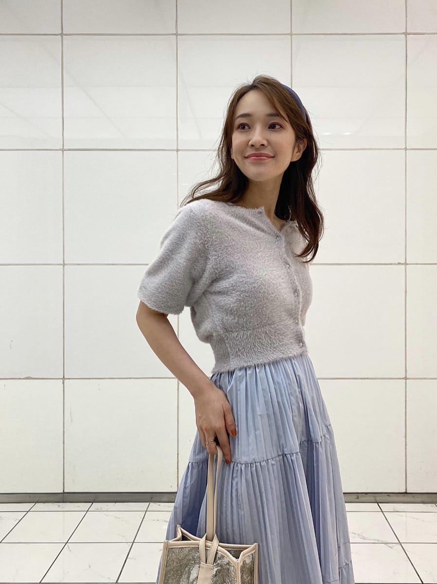 ブルー系のスカート、ベージュ系のハンドバッグ、ホワイト系のその他シューズを着用したレディースの夏コーディネートの4枚目の写真