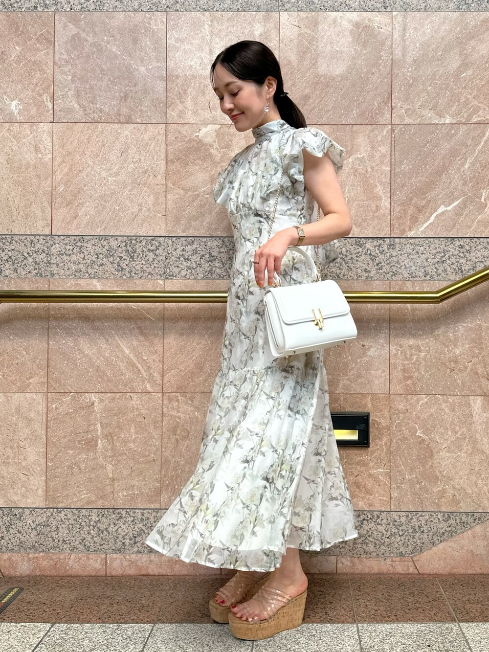 その他のサンダル、ホワイト系のチューブトップ、ホワイト系のワンピースを着用したレディースの春コーディネートの4枚目の写真