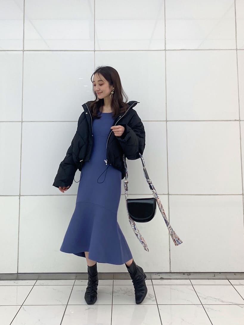 ブラック系のその他シューズ、ブラック系のブルゾン、パープル系のワンピースを着用したレディースの冬コーディネートの2枚目の写真