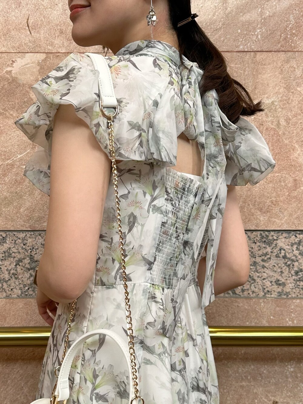 その他のサンダル、ホワイト系のチューブトップ、ホワイト系のワンピースを着用したレディースの春コーディネートの6枚目の写真