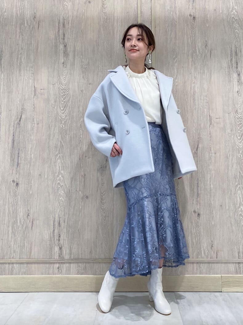 ブルー系のスカート、ホワイト系のTシャツ/カットソー、グリーン系のブルゾンを着用したレディースの冬コーディネートの7枚目の写真