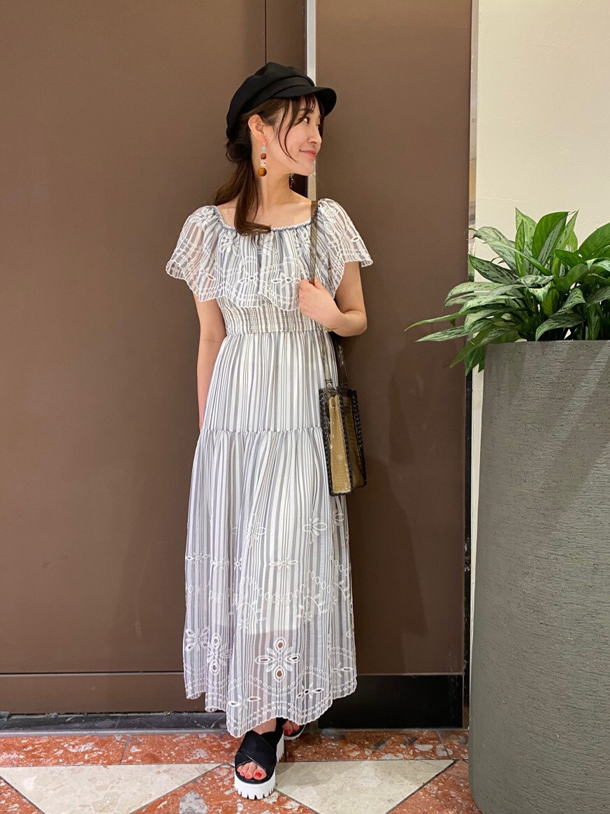 ブラック系のハンドバッグを着用したレディースの夏コーディネートの2枚目の写真