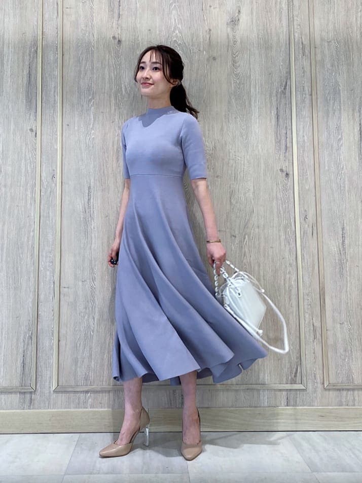 ベージュ系のパンプス、パープル系のワンピース、ホワイト系のテーラードジャケットを着用したレディースの冬コーディネートの5枚目の写真