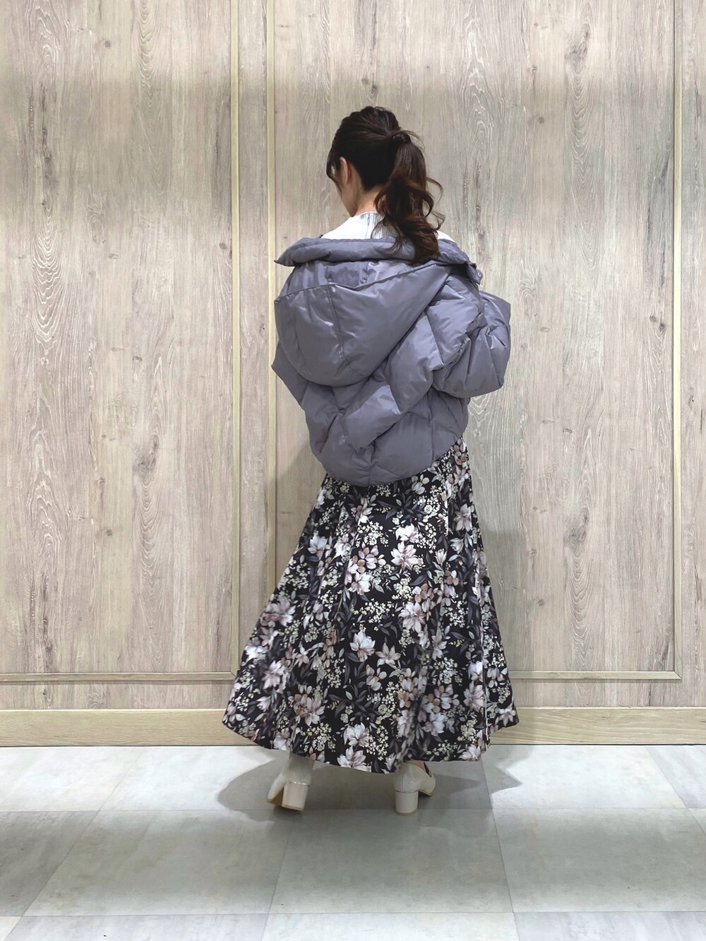 ホワイト系のローファー、ブラウン系のワンピース、パープル系のダウンジャケット/コートを着用したレディースの秋コーディネートの3枚目の写真