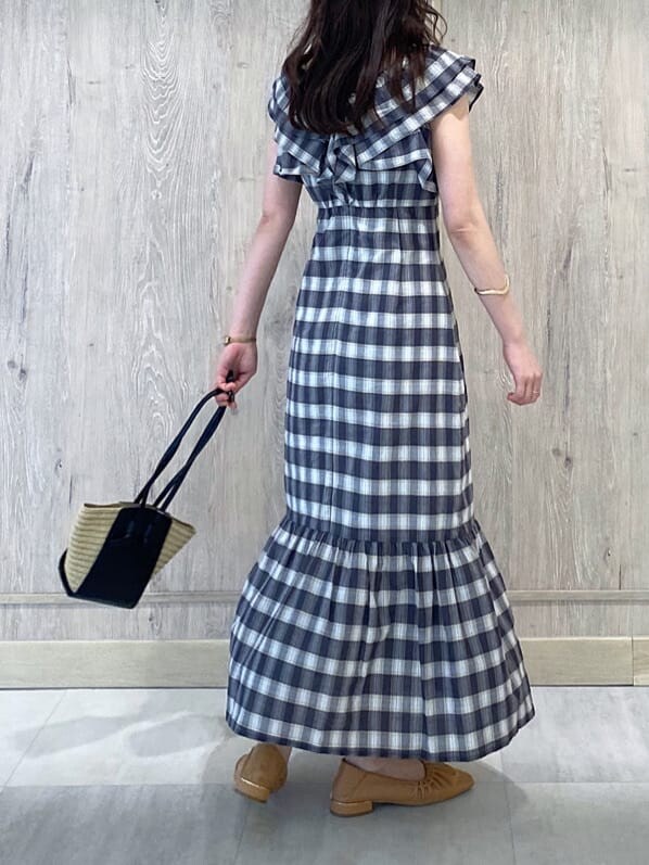 ブラウン系のパンプス、その他のワンピース、ブラック系のトートバッグを着用したレディースの春コーディネートの8枚目の写真