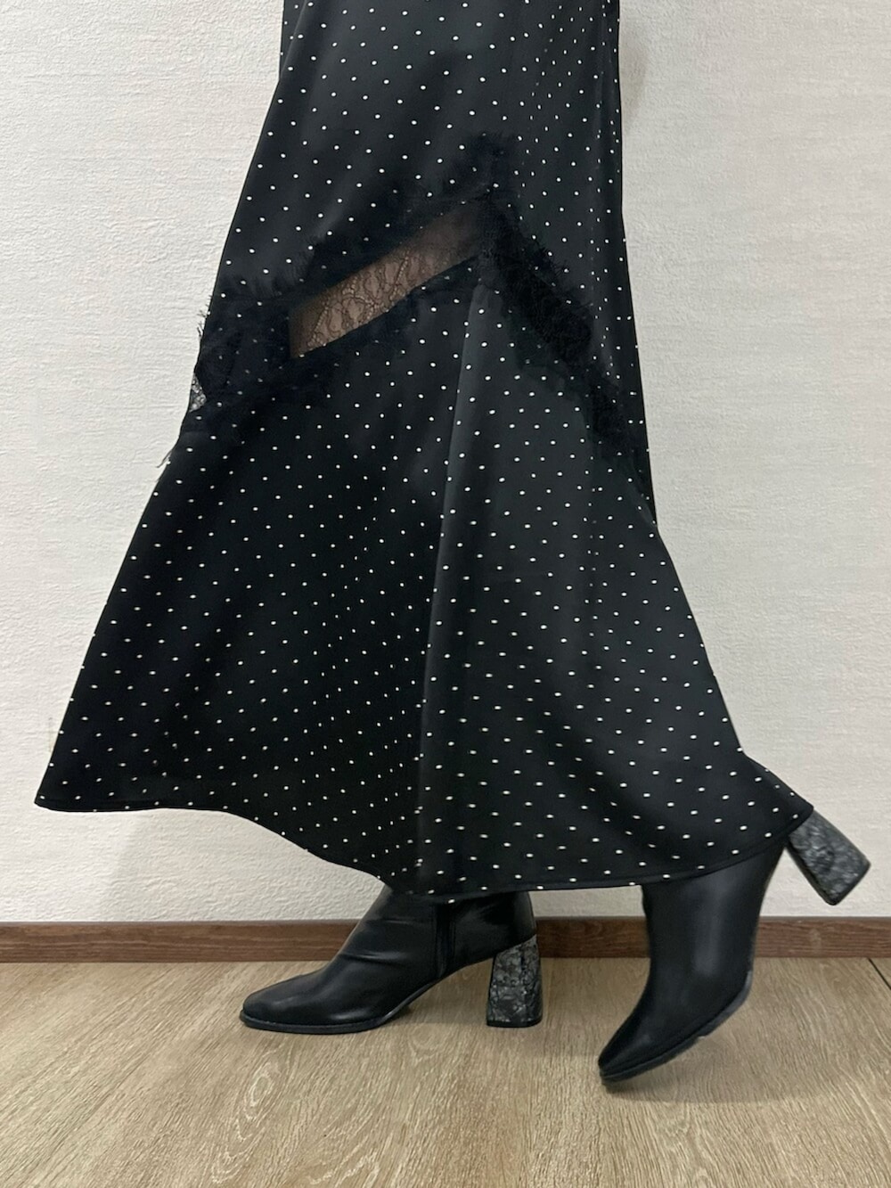 グリーン系のショルダーバッグ、ブラック系のワンピース、ブラック系のブーツを着用したレディースの夏コーディネートの7枚目の写真