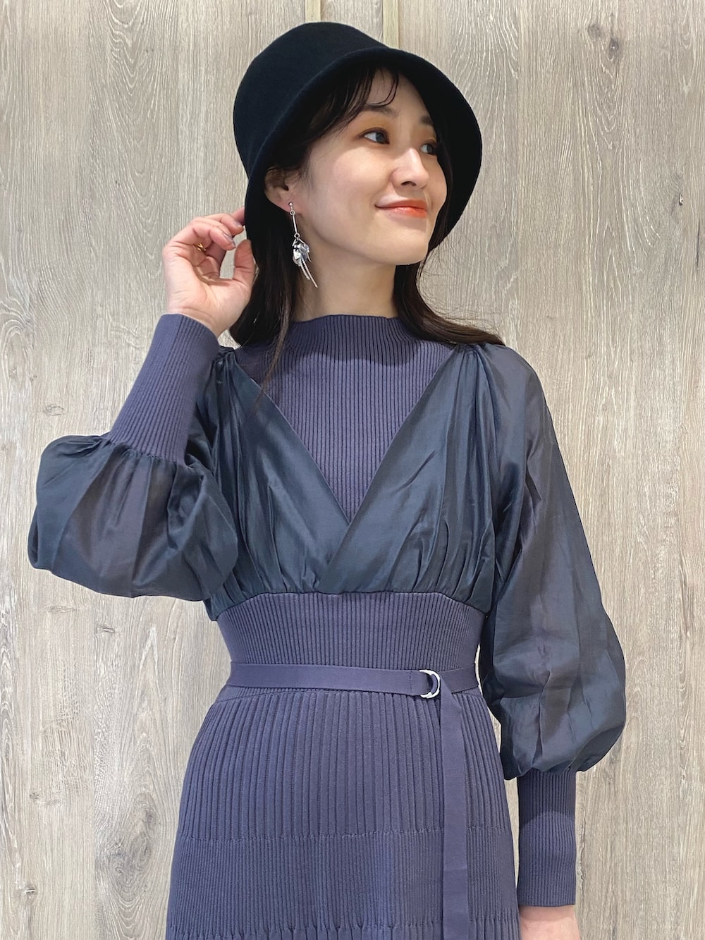 ブルー系のワンピース、ブルー系のワンピース、ブラック系のブーツを着用したレディースの冬コーディネートの9枚目の写真