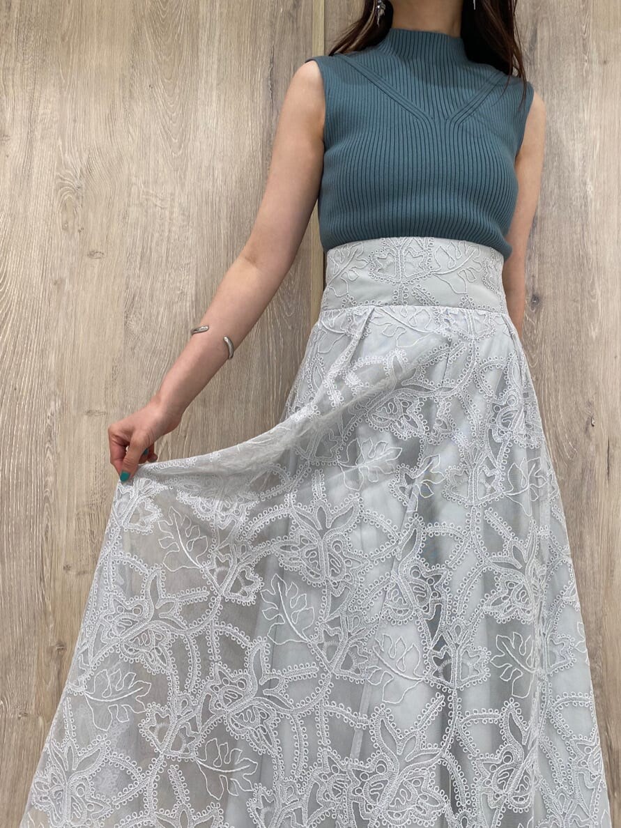 その他のサンダル、グリーン系のスカート、グリーン系のニット/セーターを着用したレディースの夏コーディネートの5枚目の写真