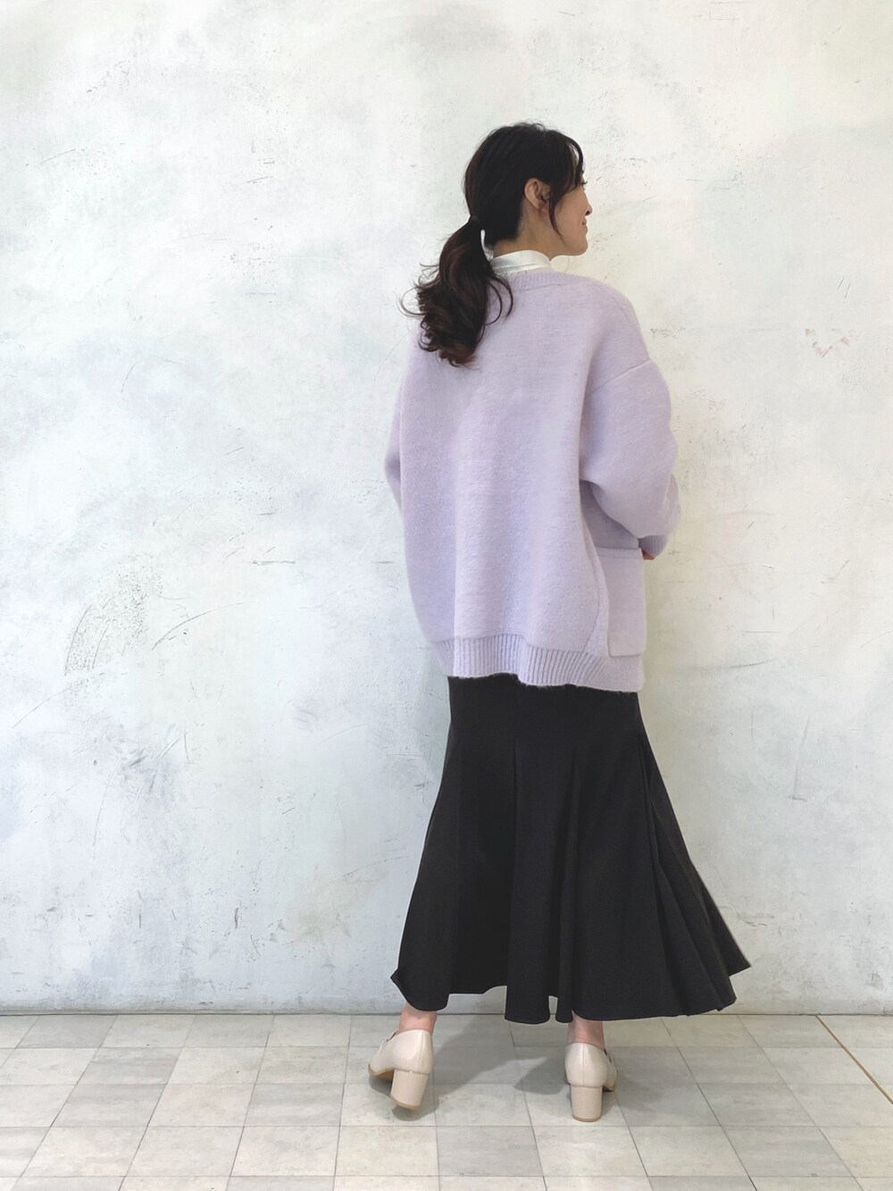 ホワイト系のローファー、パープル系のカーディガン/ボレロ、ブラウン系のスカートを着用したレディースの秋コーディネートの4枚目の写真