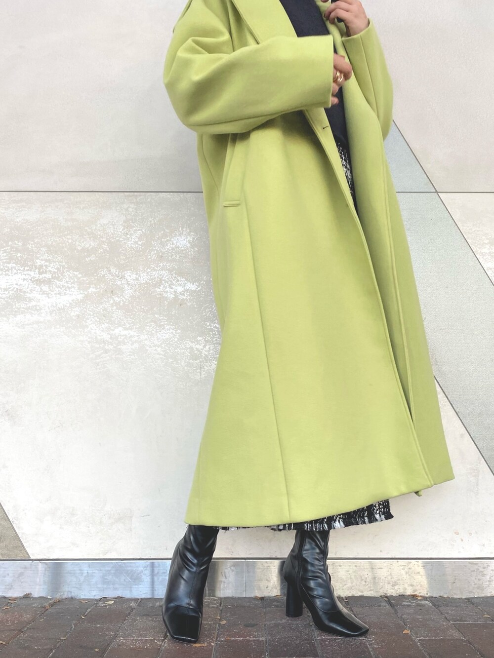 ブラック系のブーツ、グリーン系のステンカラーコート、グリーン系のステンカラーコートを着用したレディースの秋コーディネートの7枚目の写真